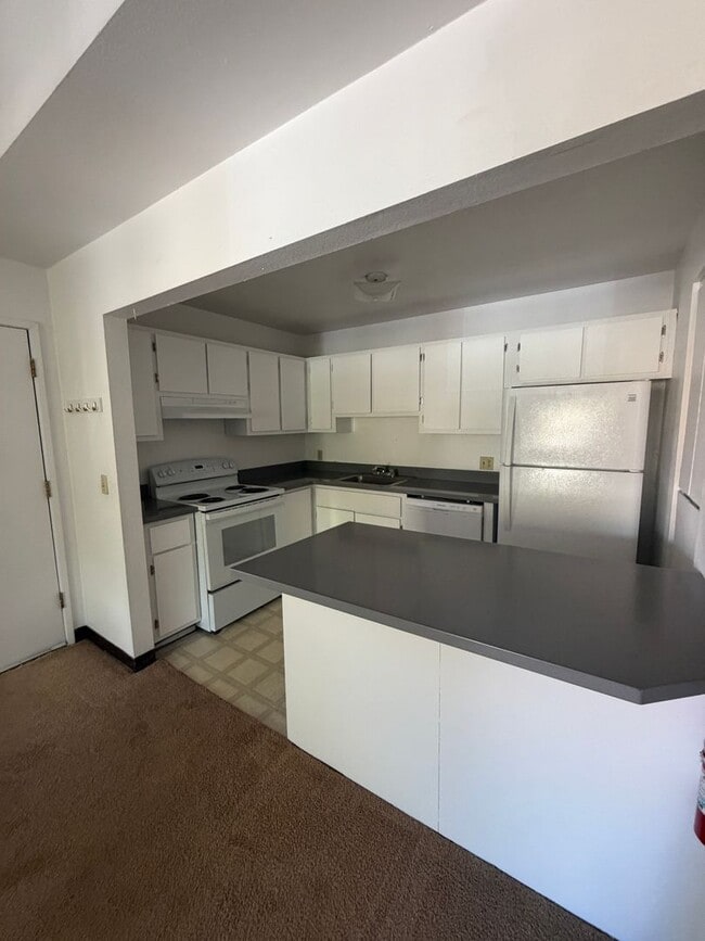 Building Photo - (LEASE PENDING): University Meadows-2 Bed/2 Bath Condo $1,900.00