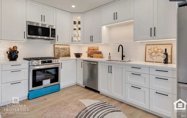 Building Photo - ***PRICE REDUCTION*** Modern Downstairs 2-...