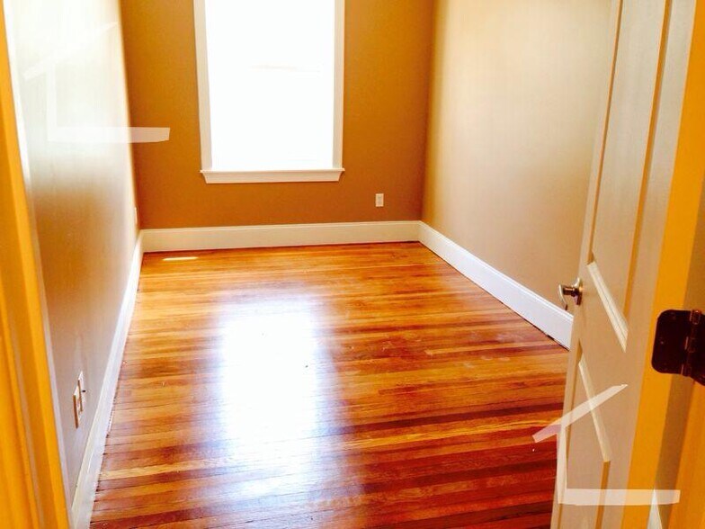 Building Photo - 8 Saint Lukes Rd