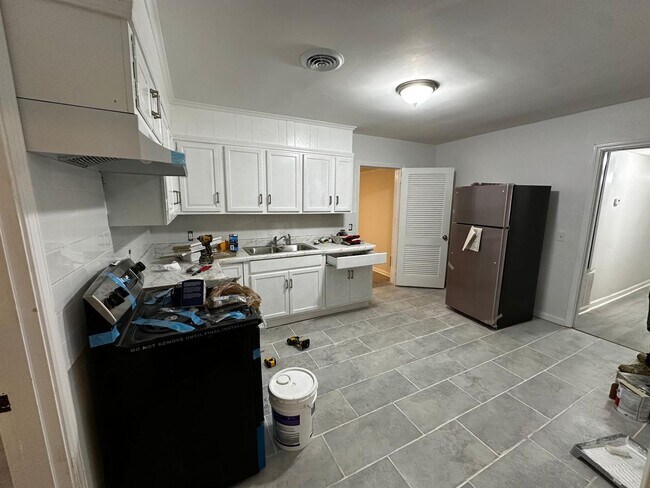 Building Photo - Spacious 5 Bed / 2 Bath home