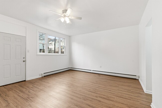 Building Photo - 303 43rd St