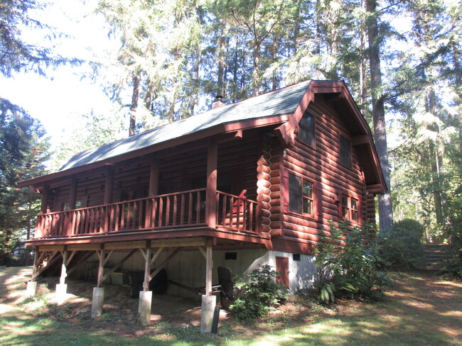 Building Photo - Beautiful 3 bedroom Log Home on large lot ...