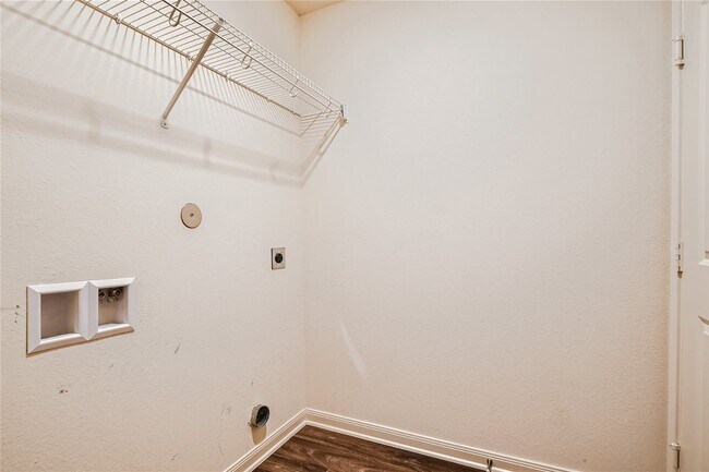 Building Photo - You dont want to miss this one!! 4 bedrooms!