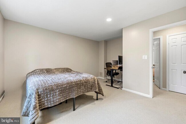 Building Photo - 4880 Chevy Chase Dr
