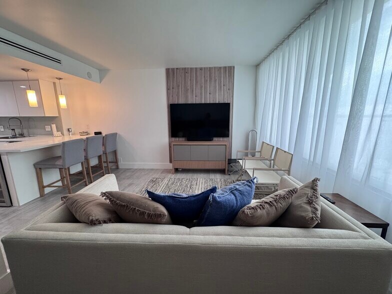 Building Photo - 1000 West Ave