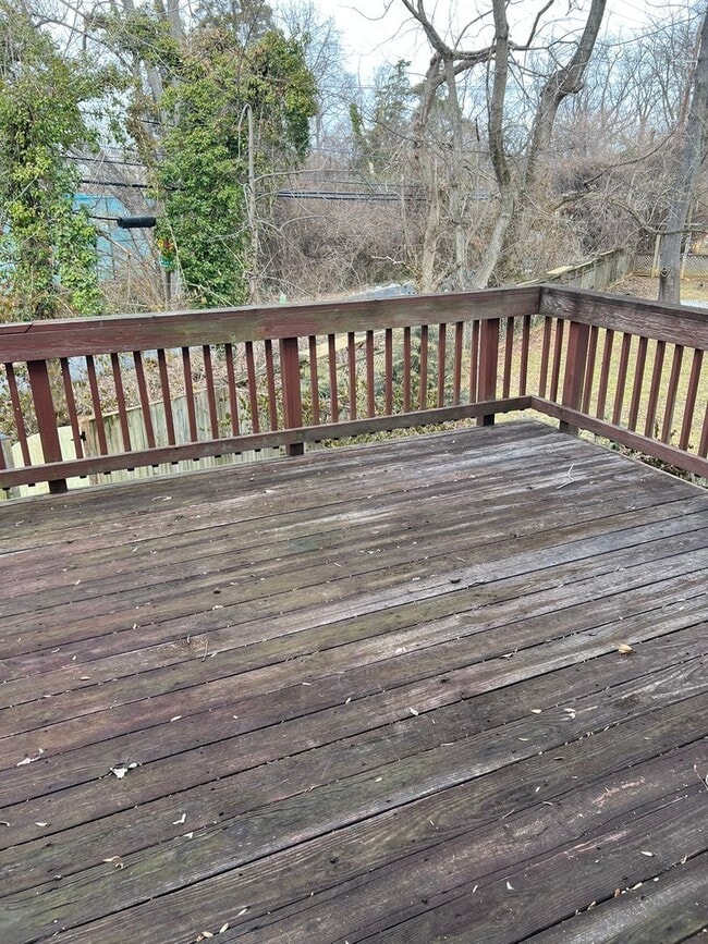 Building Photo - Spacious and Gracious, Close to EVERYTHING!