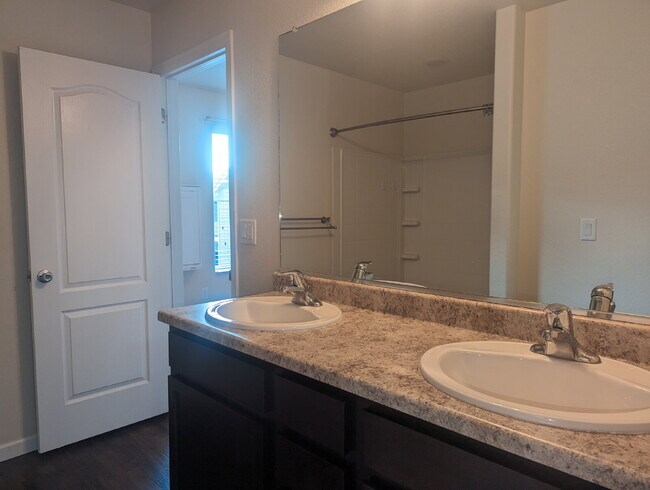 Building Photo - Newer 3bdrm/2 1/2 bath townhome in the heart of Longmont!