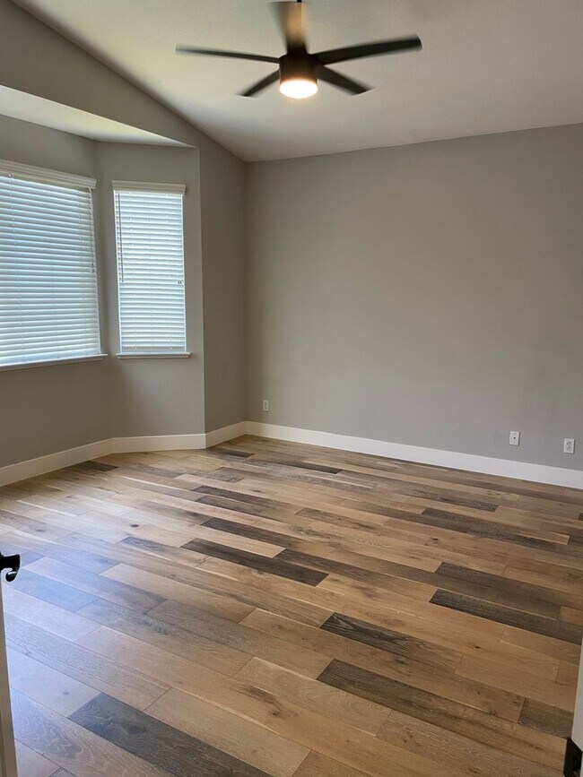 Building Photo - VERY NICELY UPDATED 3 BED, 2 BATHROOM, & 2...