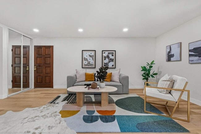 Building Photo - 280 Easy St