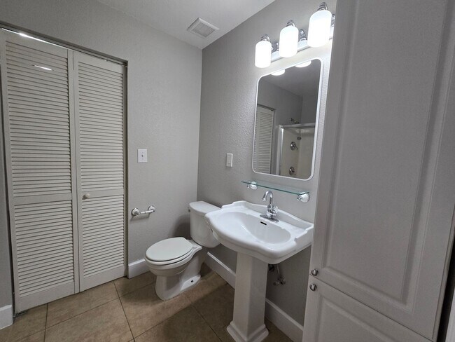 Building Photo - 560 Greenbriar Townhouse Way