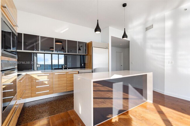 Building Photo - 2020 N Bayshore Dr