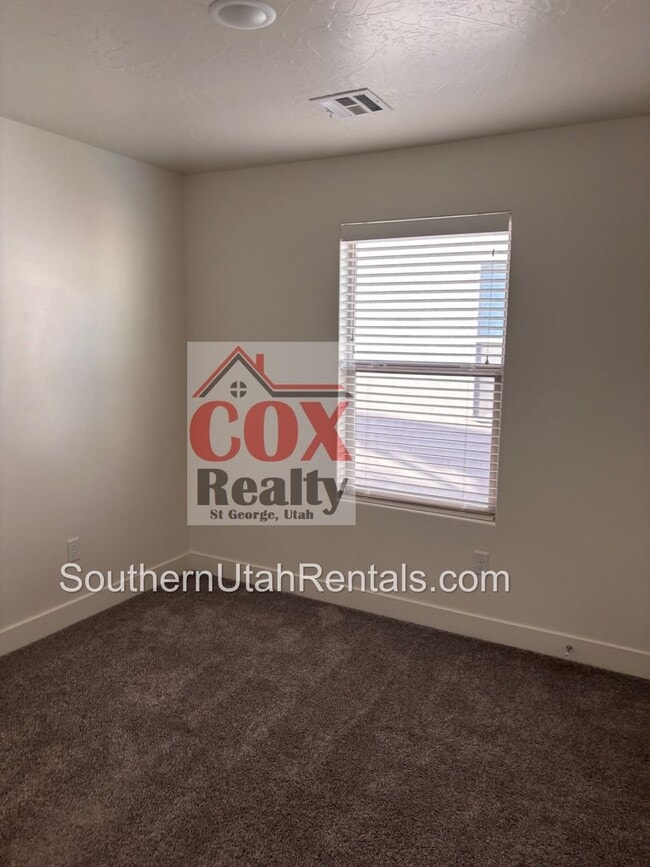 Building Photo - Beautiful Desert Canyon 4 Bedroom / 2.5 Ba...