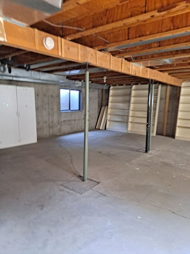 Building Photo - ALL PROSPECTIVE TENANTS MUST SUBMIT A $58 ...
