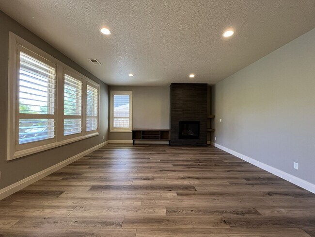 Building Photo - Elegant South Cooper Mountain Home with 4 Bedrooms, Bonus Room, Main-Level Suite & Designer Finishes