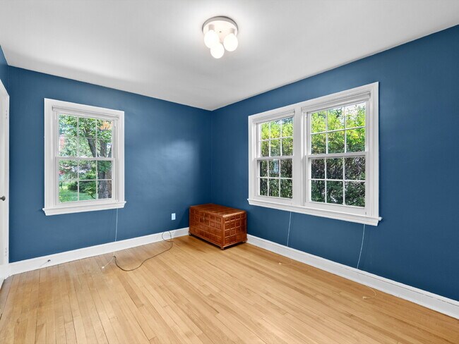 Building Photo - Classic Charm in Arlington