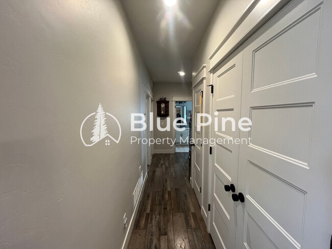 Building Photo - 1885 Mesa Cyn Dr