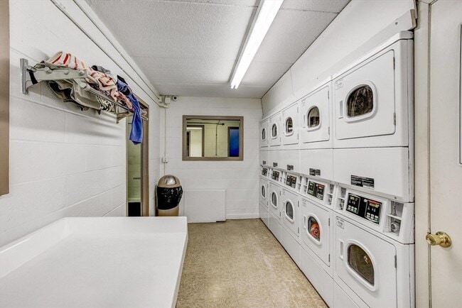 Building Photo - 200 Swanton St