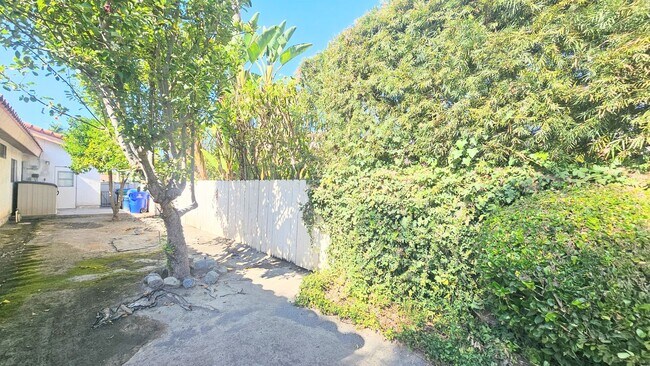 Building Photo - Gorgeous Single Story Home- Huge Back Yard...