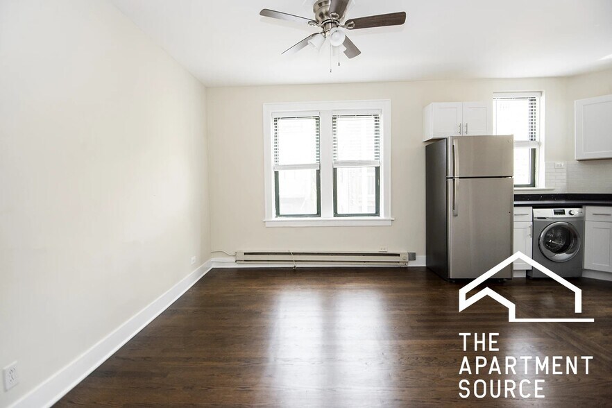 Building Photo - 3841 N Greenview Ave