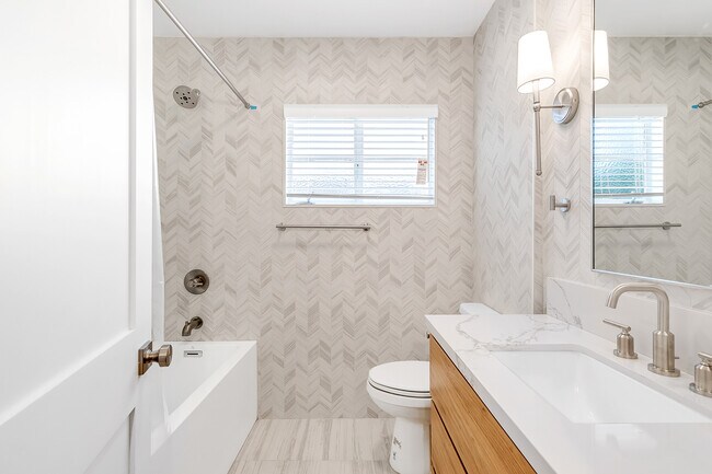 Building Photo - 419 S Rexford Dr