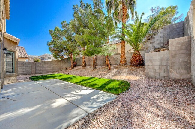 Building Photo - Gorgeous 5 Bedroom 3 Car Garage Home in th...
