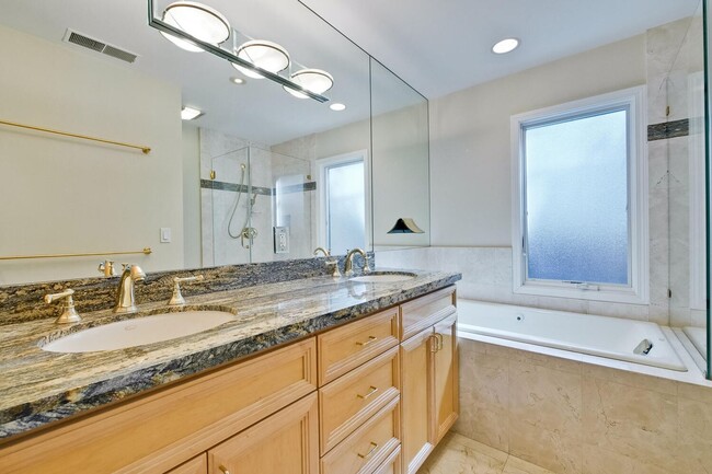 Building Photo - Beautiful 4 bedroom, 3 bath in desirable C...