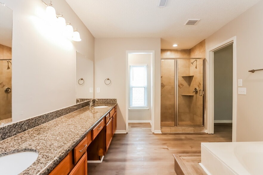 Building Photo - 2806 Sunshine Cir