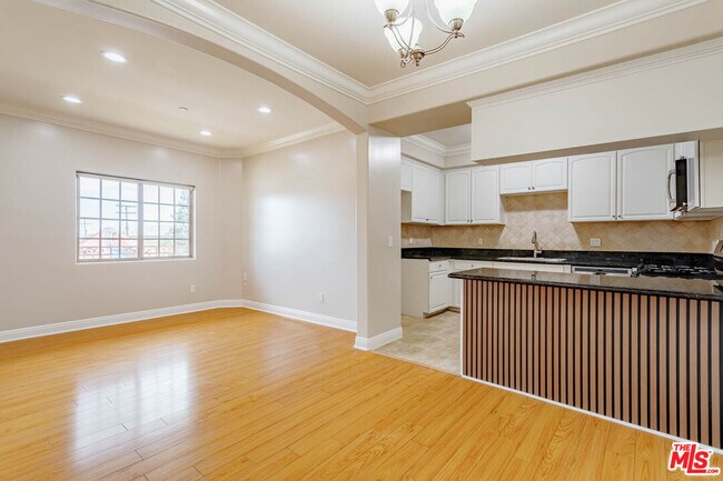 Building Photo - 421 E Santa Anita Ave
