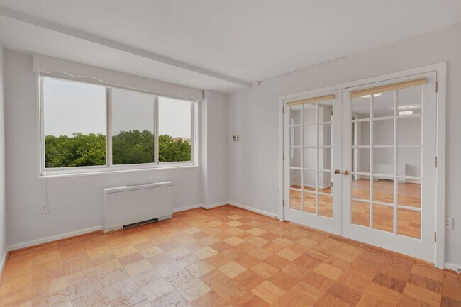 Building Photo - HUGE Apartment Across from Grosvenor Metro...