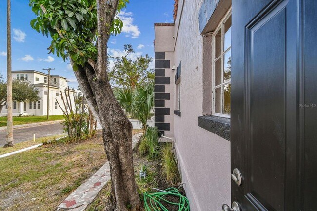 Building Photo - 2102 W La Salle St