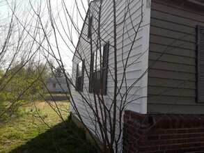 Building Photo - Spacious 4 Bedroom House