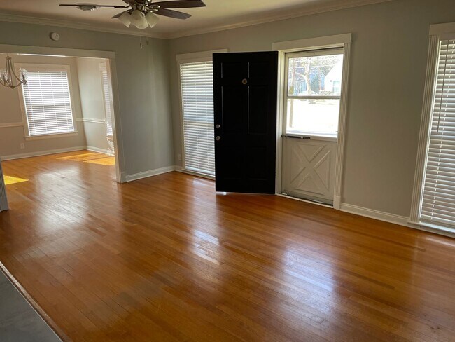 Building Photo - Remodeled Broadmoor Beauty