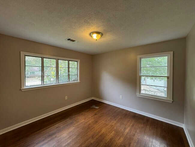 Building Photo - 140 Wildwood Cir