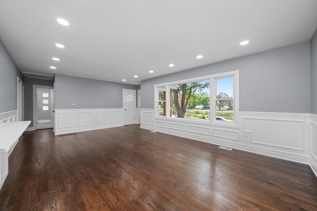 Building Photo - 9624 W Shore Dr