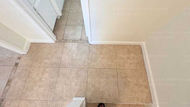 Building Photo - 2 bedroom 1.5 bathroom townhome near shopping centers and hospital! Located in the 93305 zip code...