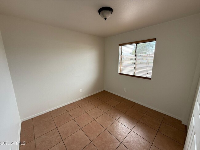 Building Photo - 712 E 17th St