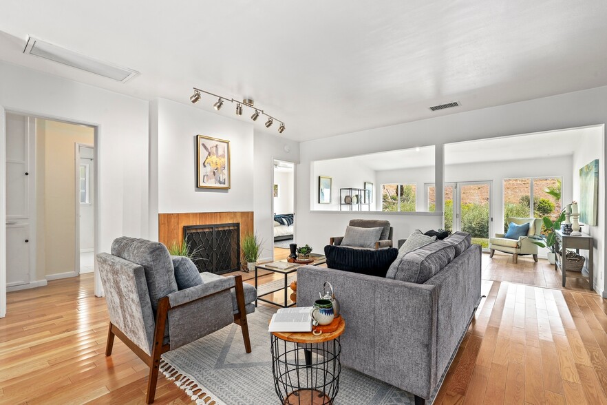 Building Photo - 1024 Hamline Pl