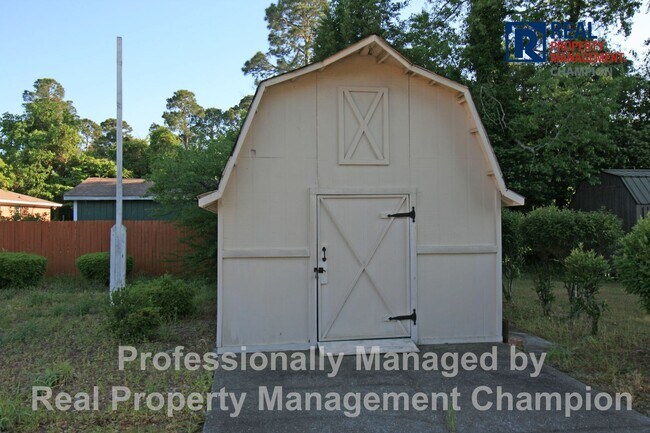 Building Photo - Updated 3 BD/2BA Home on Spacious Corner Lot