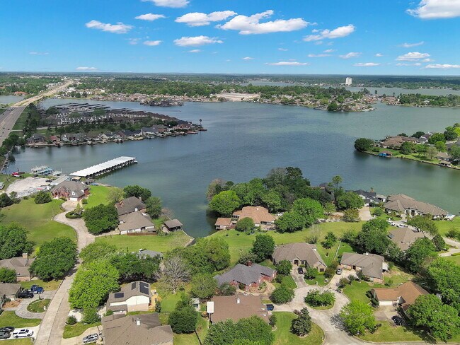 Building Photo - Find comfort, style, and convenience in this beautiful 3-bedroom home located in a desirable gate...