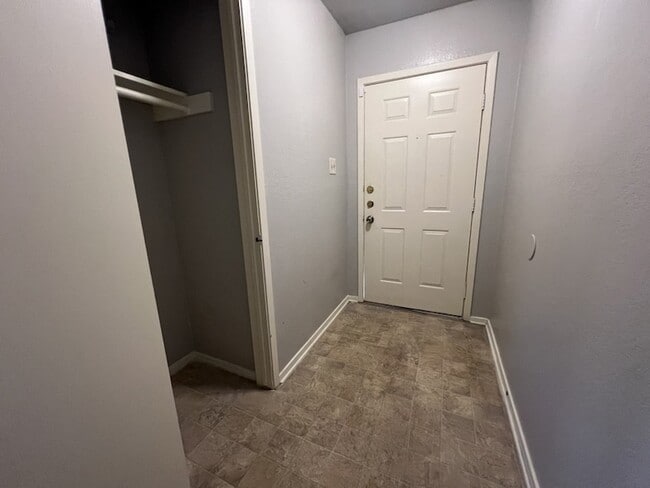 Building Photo - 4011 Ridgebrook Dr