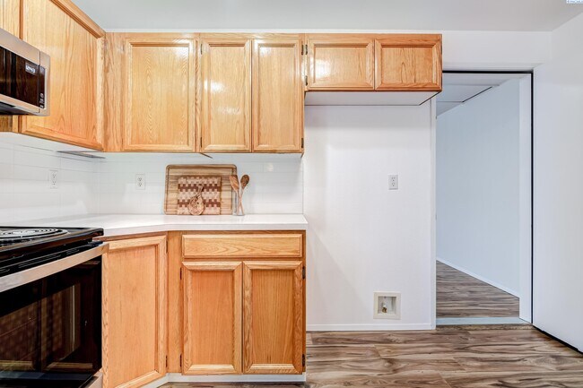 Building Photo - Nice Home, Yard care Included