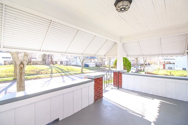 Building Photo - $1255 Two bedroom home with garage
