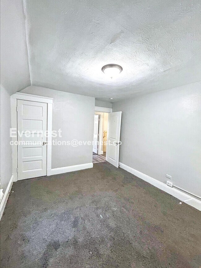 Building Photo - 3-Bedroom Home with Front Porch / Pet-Frie...