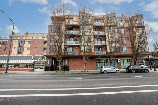 Building Photo - Sweet + secure 1/1 condo with parking, extra storage room