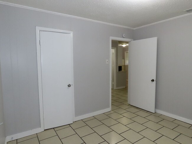 Building Photo - Cozy Two Bedroom One Bathroom  Apartment!