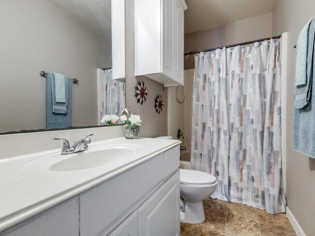 Building Photo - 9651 Oak Hill Dr