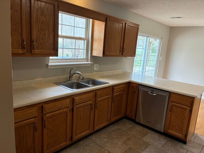 Building Photo - **NEW PRICE**   **New Paint**   **New Carpet**  Ready for YOU!!