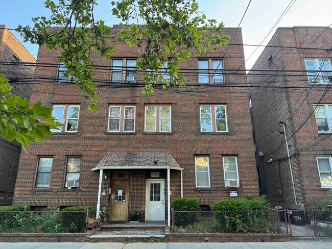 Building Photo - 256 Clendenny Ave
