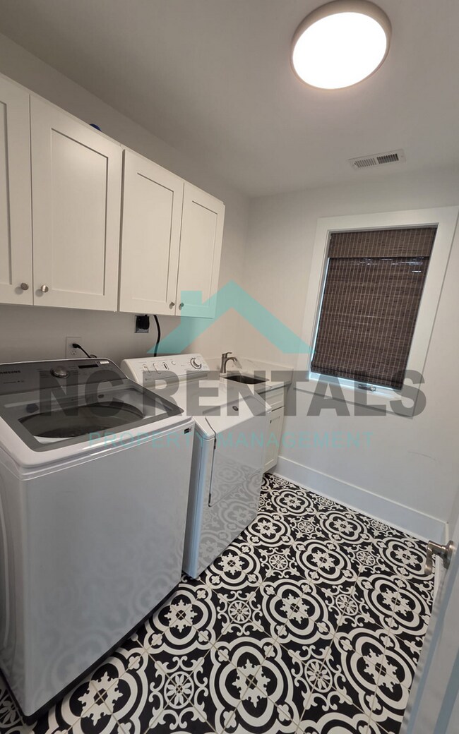 Building Photo - 1501 E Jones St