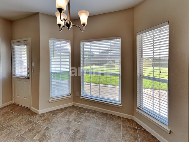 Building Photo - 501 Falcon Lake Dr